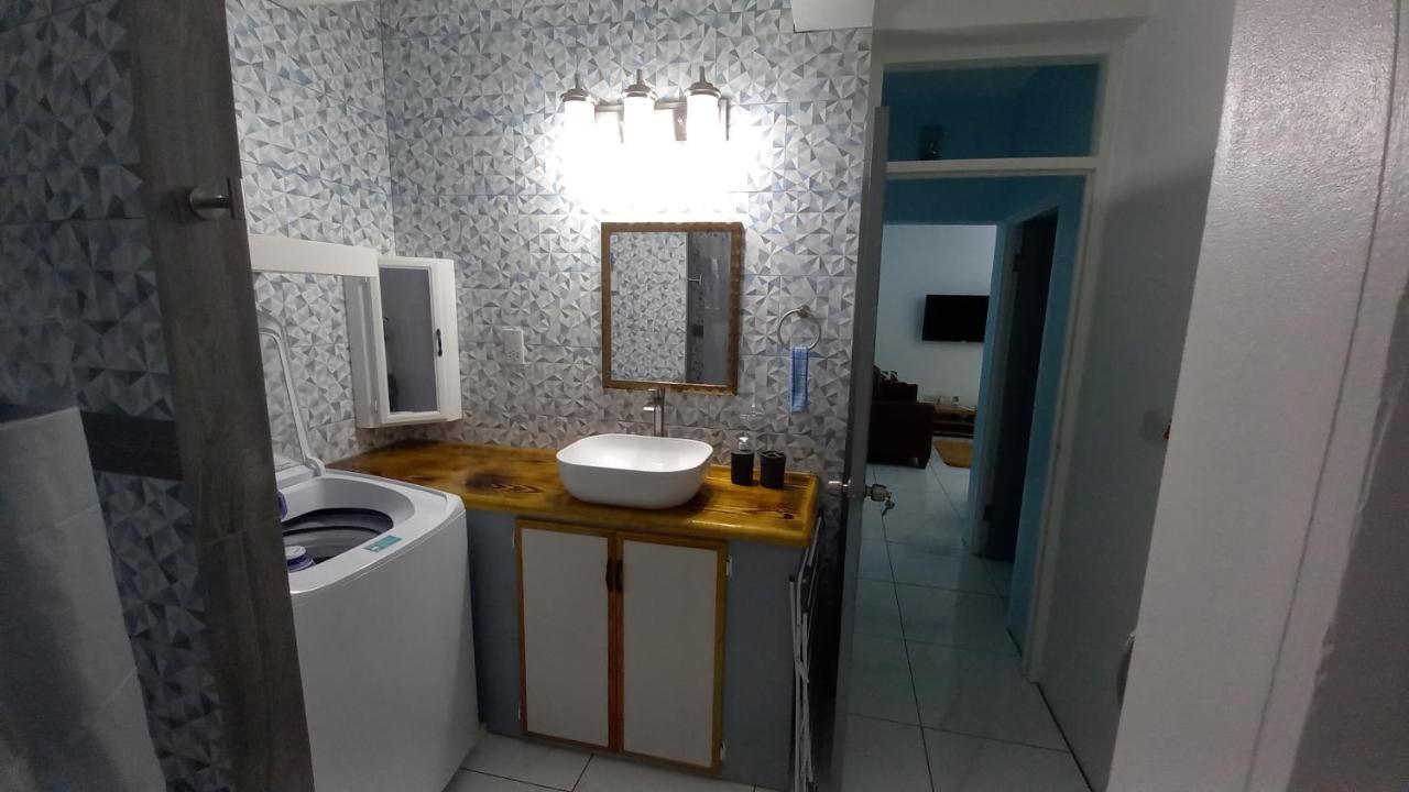 Cozy Vacation Retreat With Free Parking Apartment Roseau Exterior photo